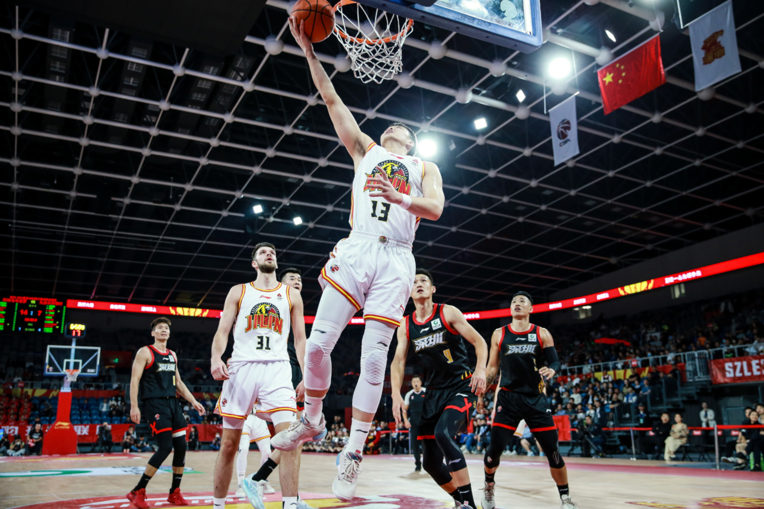 吉林东北队在客场比赛中全力应战，夺得胜利的简单介绍