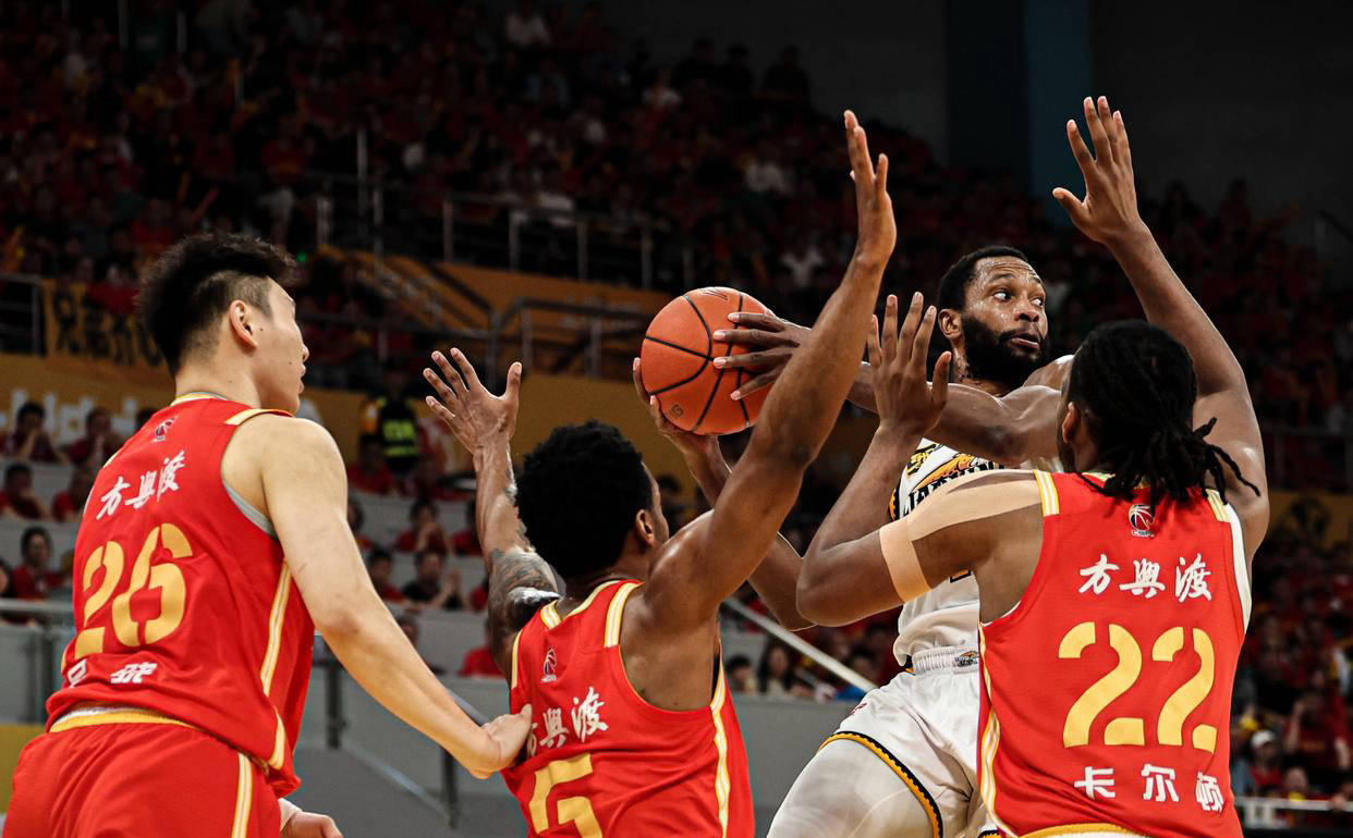 篮球热门赛事引发球迷激情,场面火爆混战(小球迷赛事直播) 篮球热门赛事引发球迷激情,场面火爆混战(小球迷赛事直播)