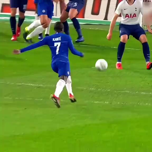 足球场上的劲爆比赛再现精彩瞬间(足球场上的劲爆比赛再现精彩瞬间视频)