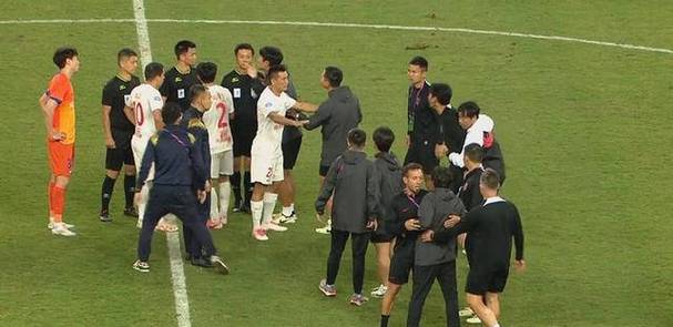 关于争议裁判引发球迷不满，夺冠争夺格外激烈的信息