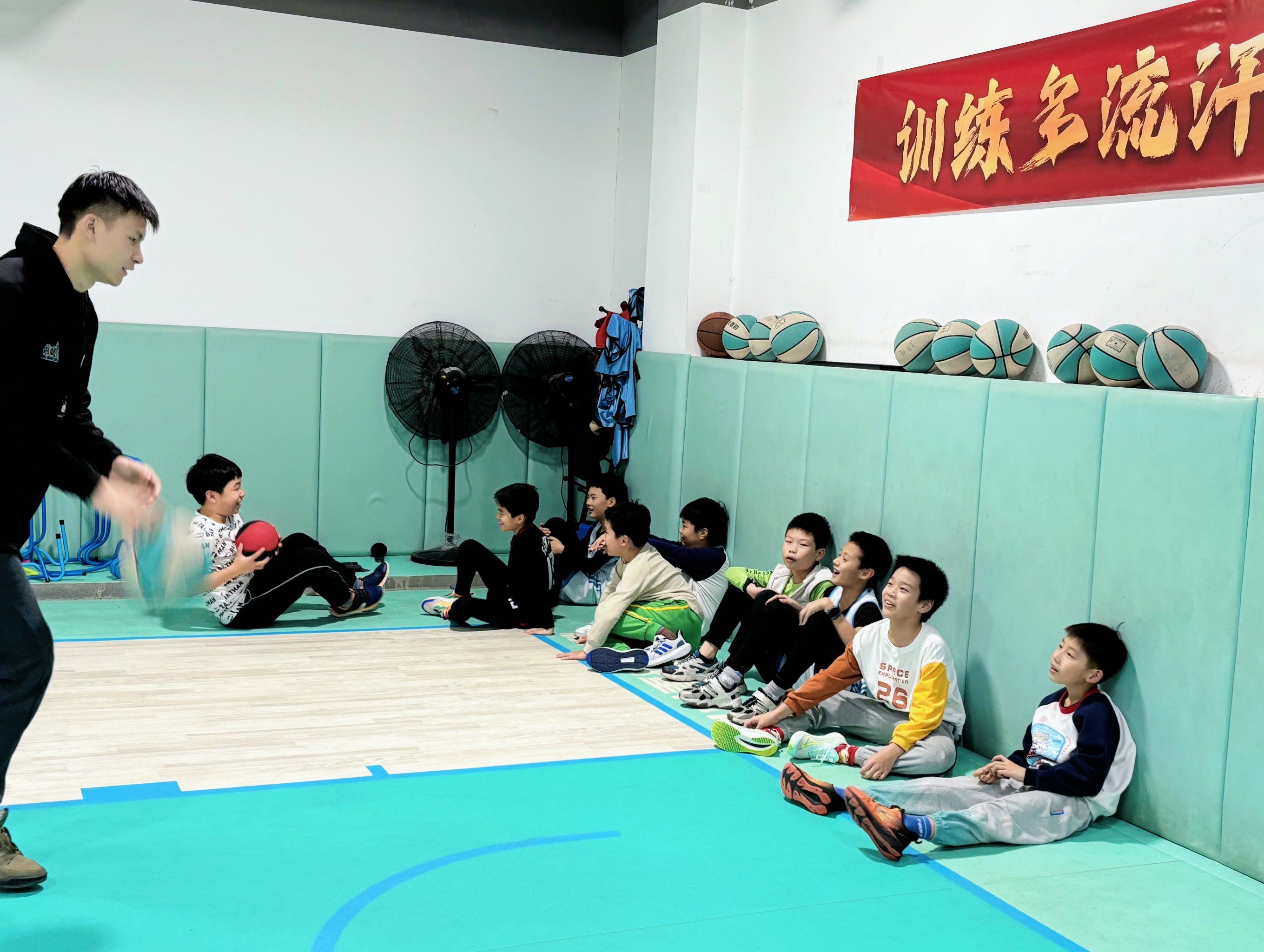 杏彩体育直播-芬兰篮球联赛开展篮球技能训练营的简单介绍