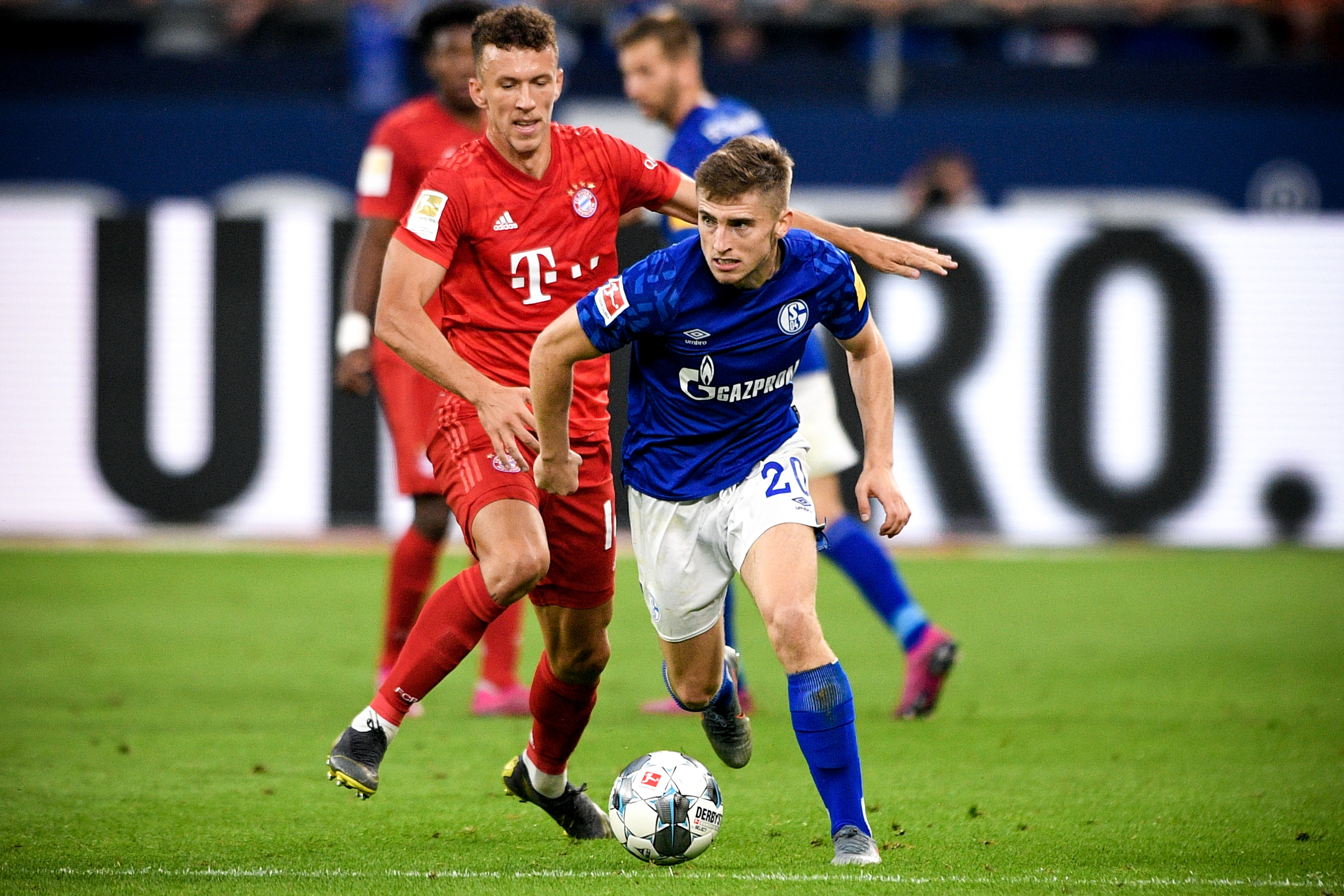 沙尔克客场失利，屈居德甲中下游位置的简单介绍