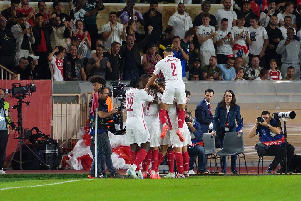 杏彩体育-巴塞罗那客场不敌，小组出线任务艰巨