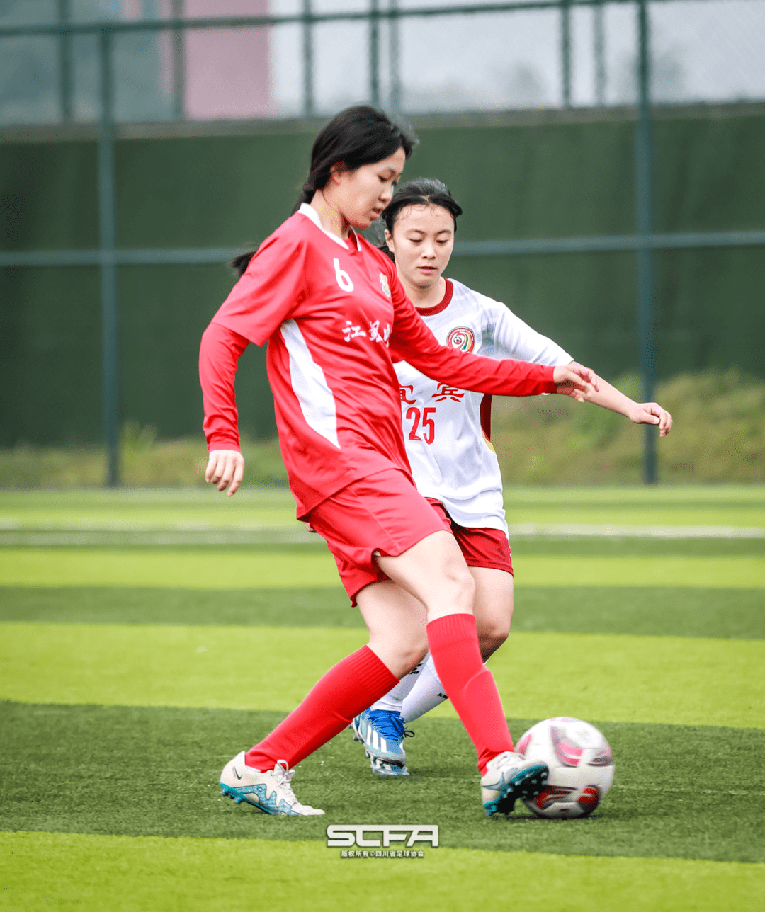 关于运动员在女子足球比赛中展现实力和技术的信息 关于运动员在女子足球比赛中展现实力和技术的信息