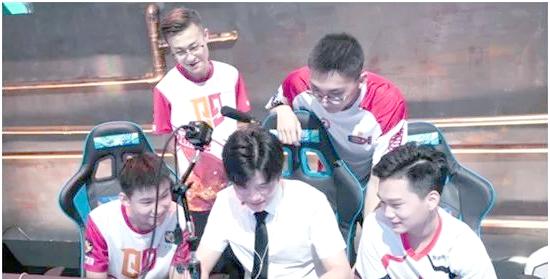 战术的较量:两位教练在场边互相博弈 战术的较量:两位教练在场边互相博弈