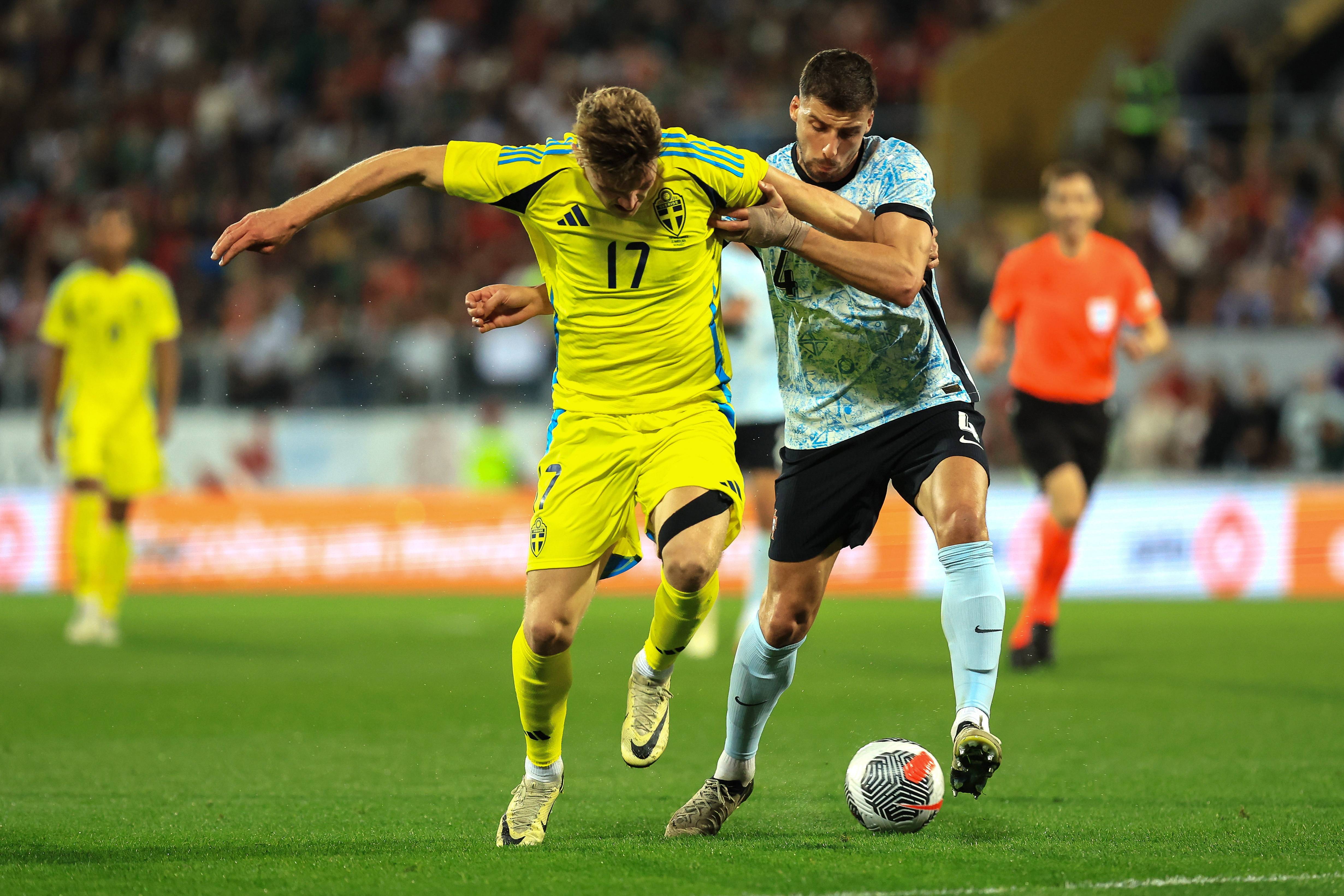 精彩的足球比赛令人着迷不已 精彩的足球比赛令人着迷不已