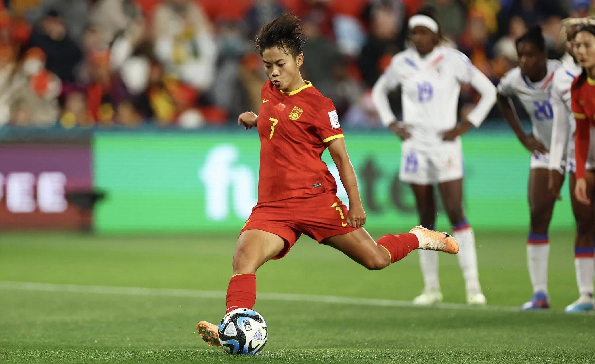 女足比赛中,中国队员王某获得最佳射手奖 女足比赛中,中国队员王某获得最佳射手奖