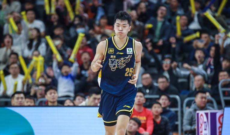 球员恶意犯规引发打架!裁判出手维护秩序 球员恶意犯规引发打架!裁判出手维护秩序