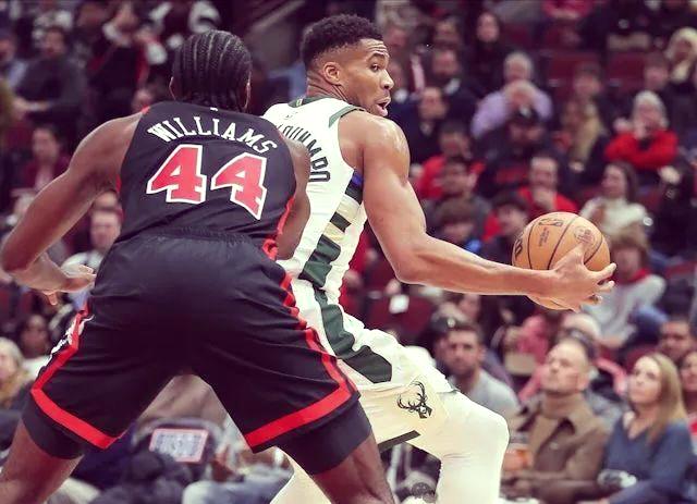 雄鹿客场大胜开拓者，取得胜利