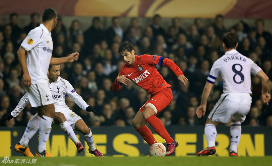 杏彩体育平台-统治比赛控制权，球队中场发挥关键作用