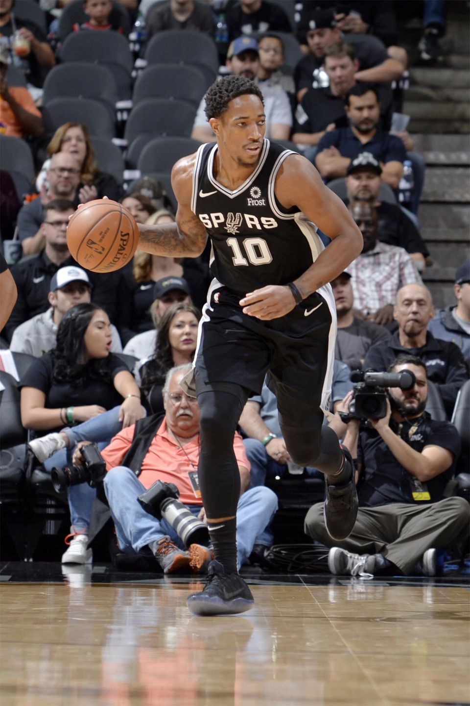 杏彩体育网页版-马刺不敌开拓者，德罗赞独得27分