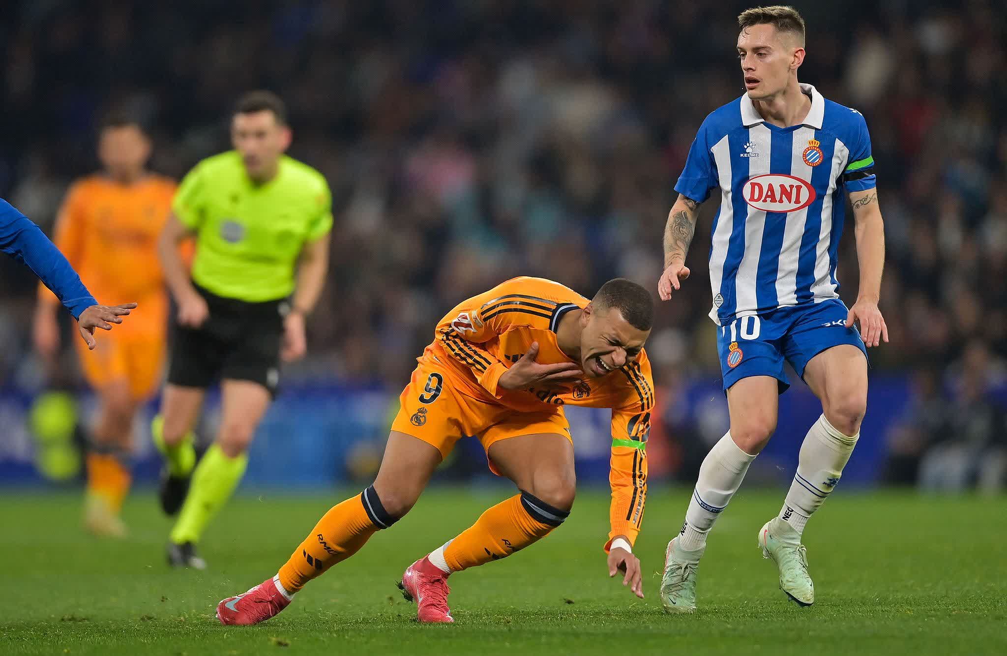 西班牙队遭遇重挫,球员表现令人失望的简单介绍 西班牙队遭遇重挫,球员表现令人失望的简单介绍