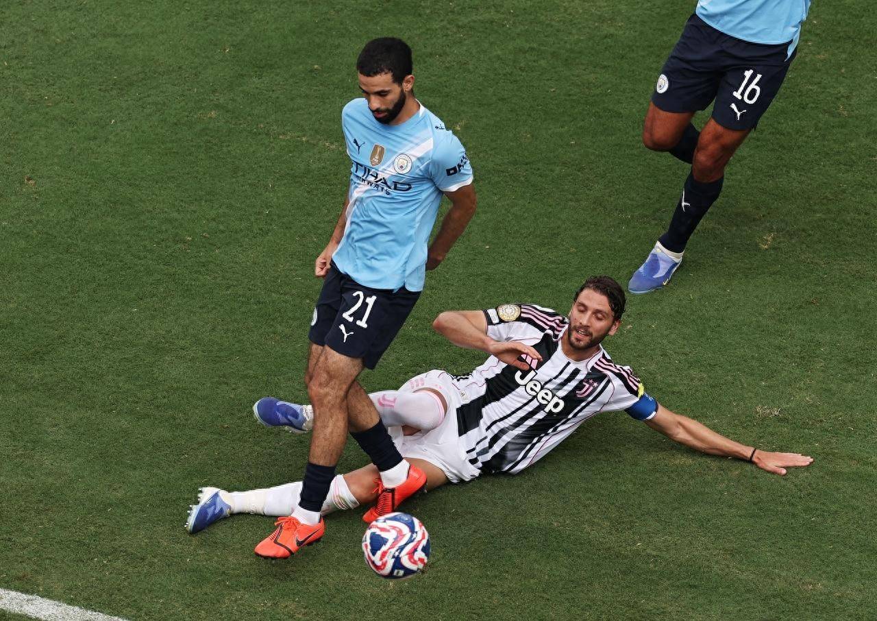 杏彩体育直播-曼城巴黎前锋齐破门，轻松击败对手